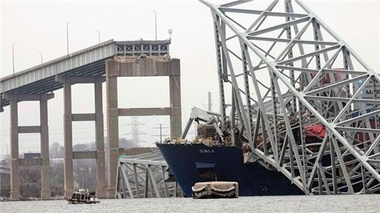 Das Containerschiff steckt unter einem Teil der Francis Scott Key Bridge fest.