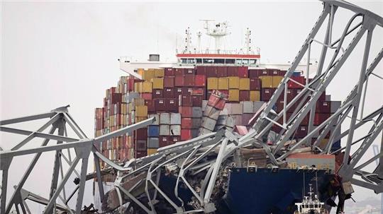 Das Containerschiff steckt unter einem Teil der Francis Scott Key Bridge fest.