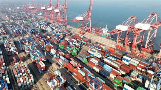 Das Containerterminal im Hafen von Lianyungang in der ostchinesischen Provinz Jiangsu.