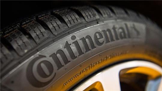 Das Continental Logo auf einem Reifen.
