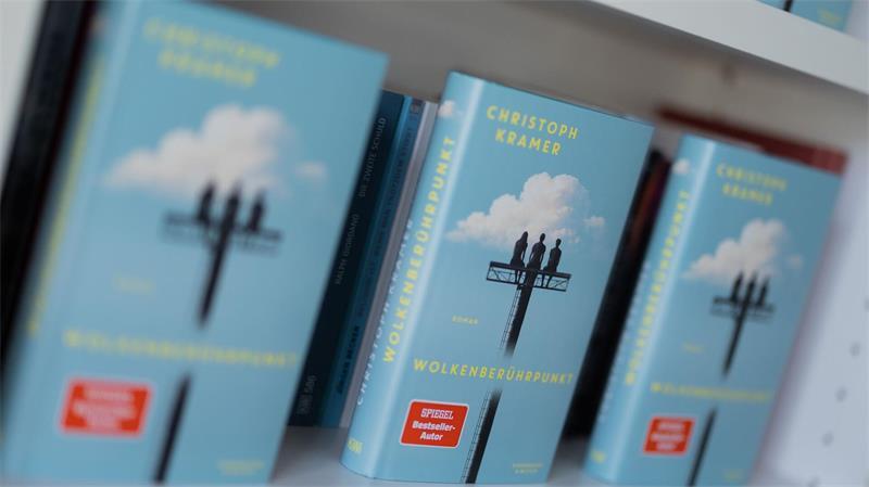 Das Cover seines neuen Buches liegt Kramer besonders am Herzen.