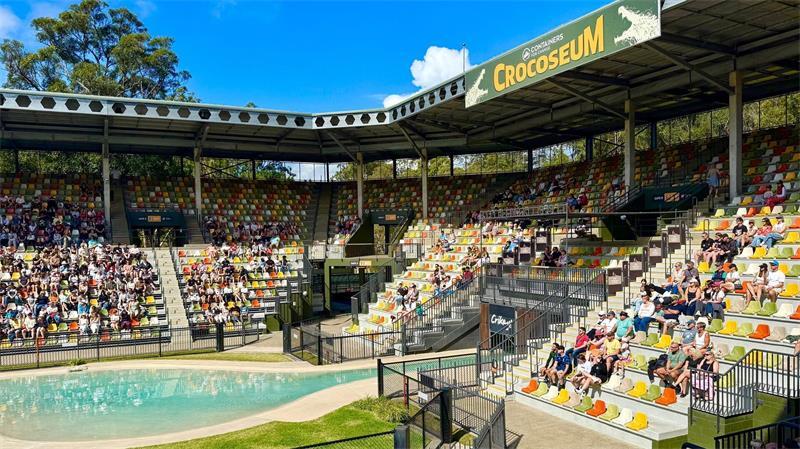 Crikey! Wie der „Crocodile Hunter“ unsterblich wurde Das „Crocoseum“ bietet Platz für 5.000 Menschen - früher trat Steve Irwin hier noch selber auf.