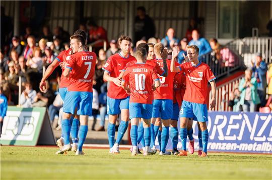 Das D/A-Team bejubelt eins seiner insgesamt vier Tore im Pokalerfolg: Foto: Jörg Struwe/Picselweb