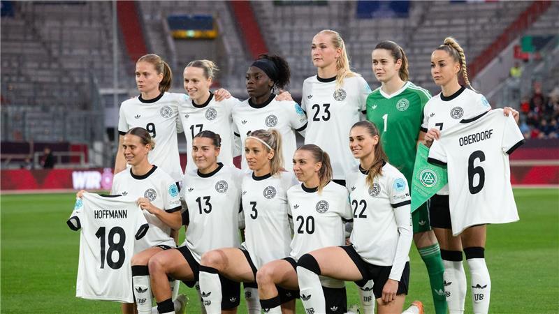 Klara Bühl erlöst DFB-Frauen: 1:0 gegen Frankreich Das DFB-Team erinnerte vor dem Spiel auch an die verletzten Lena Oberdorf und Giovanna Hoffmann.