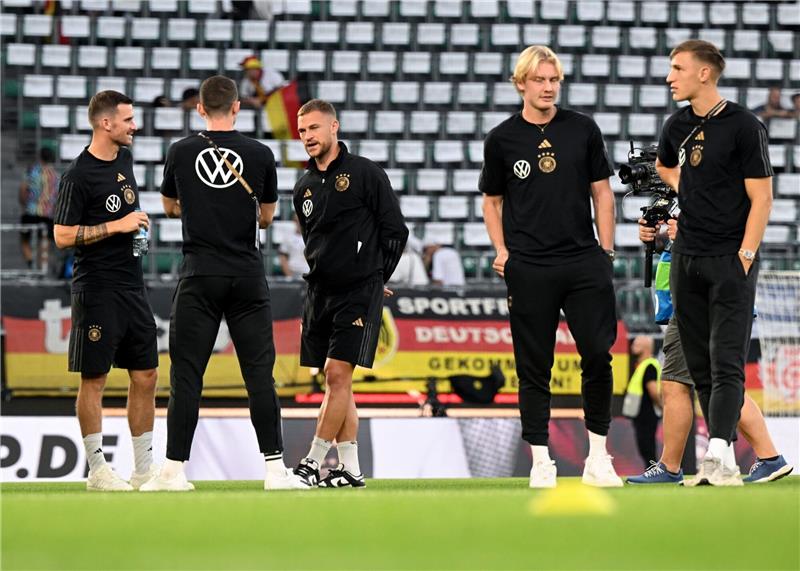 Flick gegen Japan mit neuer Abwehr Das DFB-Team trifft in Wolfsburg auf Japan.
