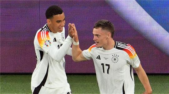 Das DFB-Team um Florian Wirtz (r) und Jamal Musiala feierte einen furiosen EM-Start.