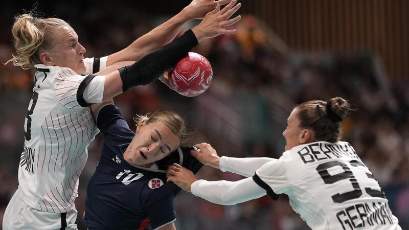 Ex-BSV-Stars nach Olympia-Aus: „Ich bin bombenstolz“ Das DHB-Team um Annika Lott (links) brachte Titelverteidiger Frankreich überraschend in Bedrängnis.