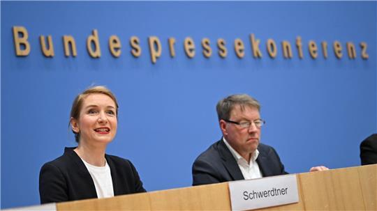 Das DIW hat mögliche Steuereinnahmen im Auftrag der Linken berechnet - die Ergebnisse stellten Parteichefin Ines Schwerdtner und Forscher Stefan Bach vor. 