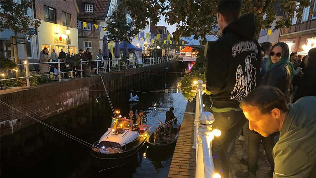 Das DJ-Schiff ist der Hit bei jungen Feierlaunigen.