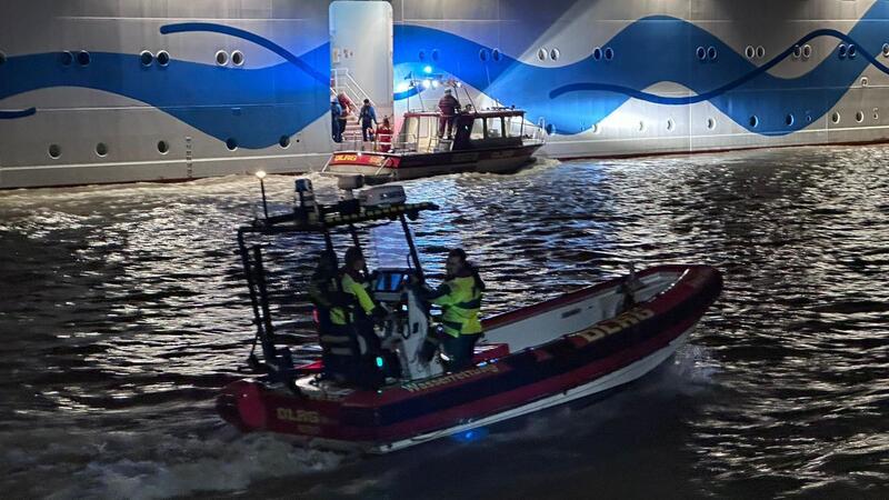 Das DLRG-Boot „Good Will“ sichert die Einsatzstelle ab (vorne). DIe „Kiek Ut“ dockt an der „AIDA Sol“ an, um den Schwerverletzten an Bord zu nehmen.