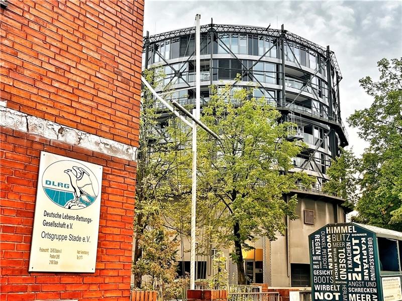 Das sind die neuen Stader Pläne für die Harschenflether Vorstadt Das DLRG-Gebäude gegenüber dem Gasometer ist marode. Es winkt eine Zukunft in neuen Räumen in der Harschenflether Vorstadt. Fotos: Richter