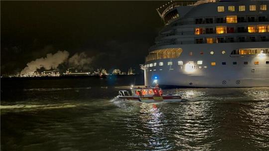 Das DLRG-Rettungsboot „Kiek Ut“ bringt einen Patienten und seine Frau nach Stadersand. Der Mann war an Bord des Kreuzfahrtschiffes AIDA Sol gestürzt und hatte sich ein Bein gebrochen.