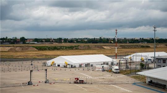 Das DRK betreibt das Pilotprojekt „Labor Betreuung 5000“. Zum Einsatz kam es etwa als Notunterkunft für Flüchtlinge am ehemaligen Berliner Flughafen Tegel. (Archivfoto)