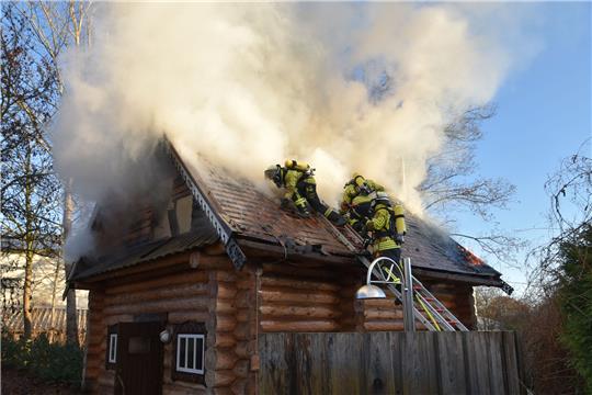 Das Dach der Blockhütte musste zur Brandbekämpfung eingerissen werden. Foto: Freiwillige Feuerwehr Landkreis Harburg