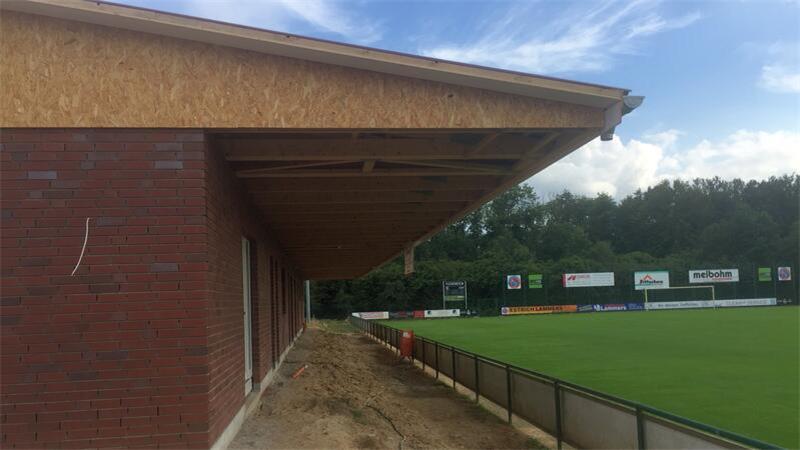 Anpfiff im Oktober: Ahlerstedter machen mächtig Tempo beim Sportplatzbau Das Dach der Bürgerbegegnungsstätte hat eine Besonderheit: Es geht bis zur Bande des bestehenden Fußballplatzes und bekommt durch ein paar Stufen Tribünencharakter.