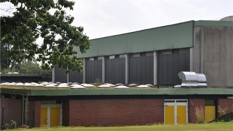 Vandalismus-Welle setzt sich fort: Horneburger Sporthalle beschädigt Das Dach der Horneburger Sporthalle.