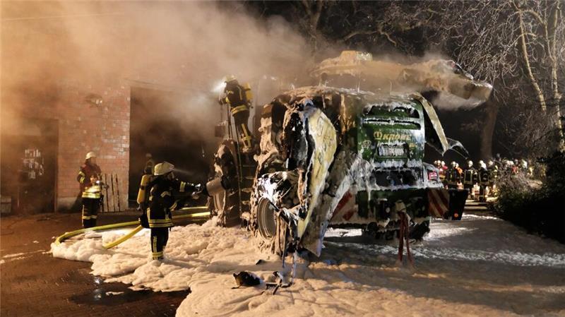 Das Dach der Scheune hatte durch den Brand der Landmaschine schon Feuer gefangen.