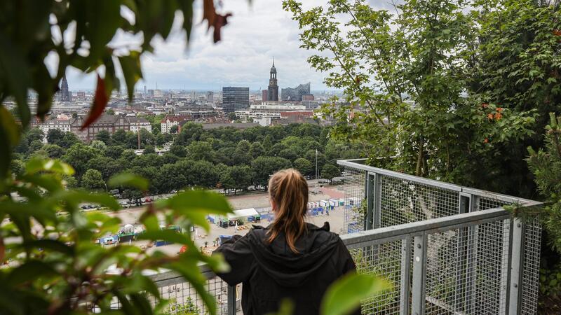 Eröffnung des grünen Bunkers auf St. Pauli mit Gästen Das Dach des Bunkers wird begrünt.