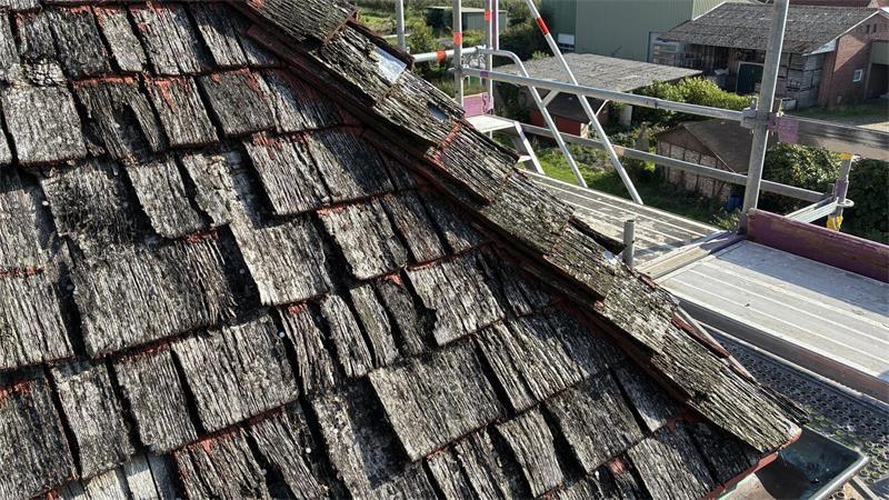 St. Johannes wirft sich in Schale: Turm in Neuenkirchen wird saniert Das Dach des Kirchturms von St. Johannes in Neuenkirchen wird erneuert.