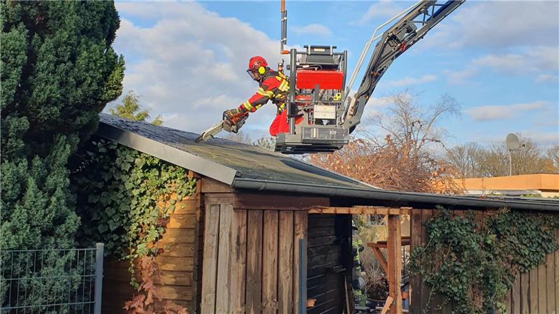 Das Dach des Schuppens wurde geöffnet, um die Glutnester besser löschen zu können.