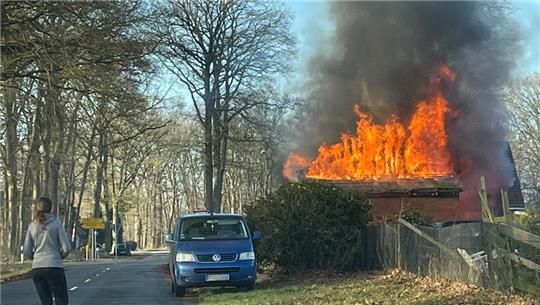 Das Dach des Wirtschaftsgebäudes in Sadersdorf bei Kutenholz steht in Flammen. Foto: Feuerwehr