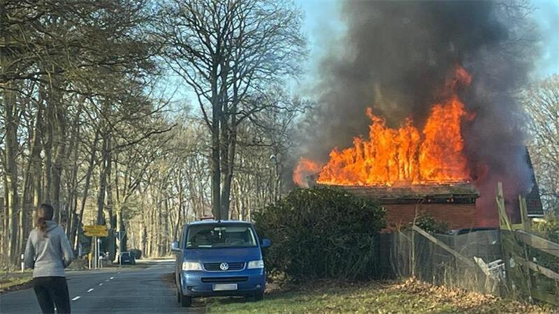 Das Dach des Wirtschaftsgebäudes in Sadersdorf bei Kutenholz stand im Januar 2023 in Flammen.