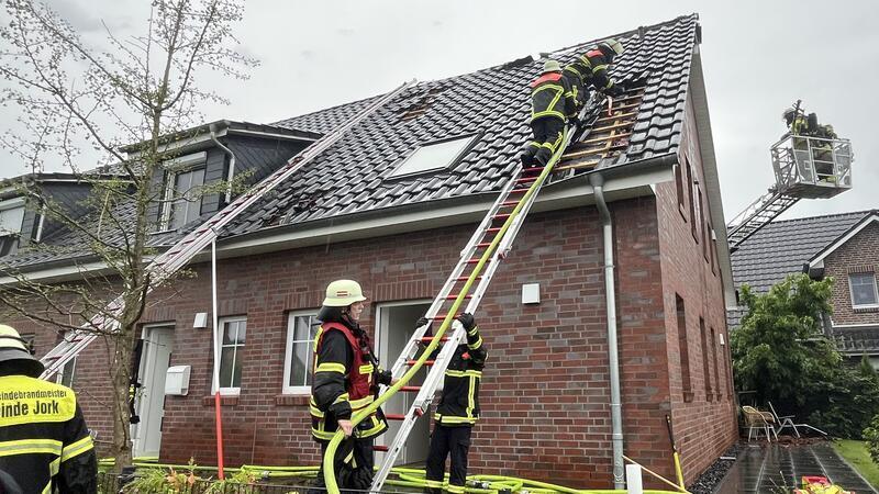 Gewitter und Starkregen im Kreis Stade: Blitz schlägt in Wohnhaus ein Das Dach musste teilweise abgedeckt werden, das Endreihenhaus ist vorerst unbewohnbar.