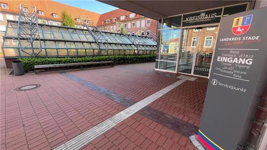 Das Dach über der Einfahrt zur städtischen Tiefgarage am Sande steht direkt vor dem Eingang der Landkreis-Verwaltung.