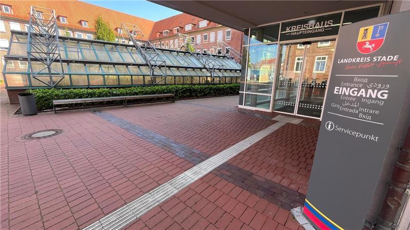 Das Dach über der Einfahrt zur städtischen Tiefgarage am Sande steht direkt vor dem Eingang der Landkreis-Verwaltung.