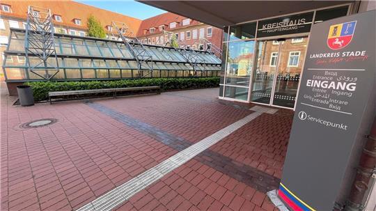 Das Dach über der Einfahrt zur städtischen Tiefgarage am Sande steht direkt vor dem Eingang der Landkreis-Verwaltung.