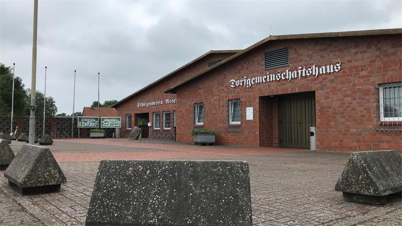 Das Dach von Schützenhalle und Dorfgemeinschaftshaus in Assel wird saniert.