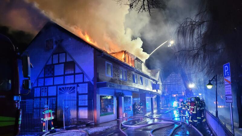 Wohnhaus in der Rotenburger Altstadt steht in Flammen – Bewohner flüchtet aufs Dach Das Dachgeschoss eines Mehrfamilienhauses in der Rotenburger Altstadt steht am frühen Donnerstagmorgen in Flammen.
