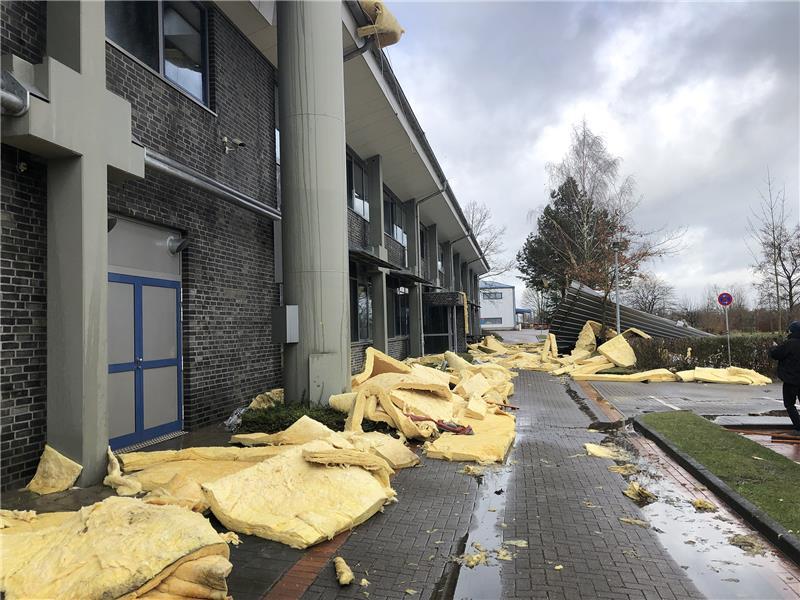 Sturmschäden: „Zeynep“ kostet Versicherer über 900 Millionen Euro Das Dämmmaterial an der Jobelmannschule (BBS I) liegt verstreut. Die Reparaturarbeiten am Dach werden mehere Tage anhalten. Foto: Landkreis Stade