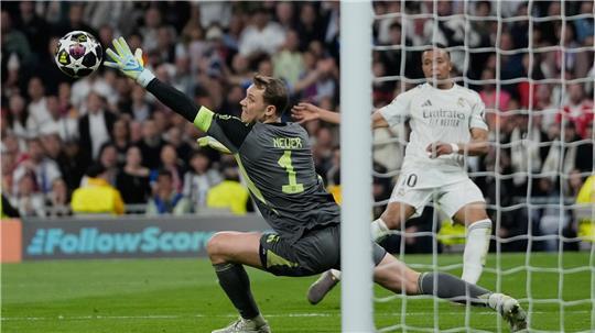 Das Dauerduell: Manuel Neuer pariert einen Schuss von Kylian Mbappé.