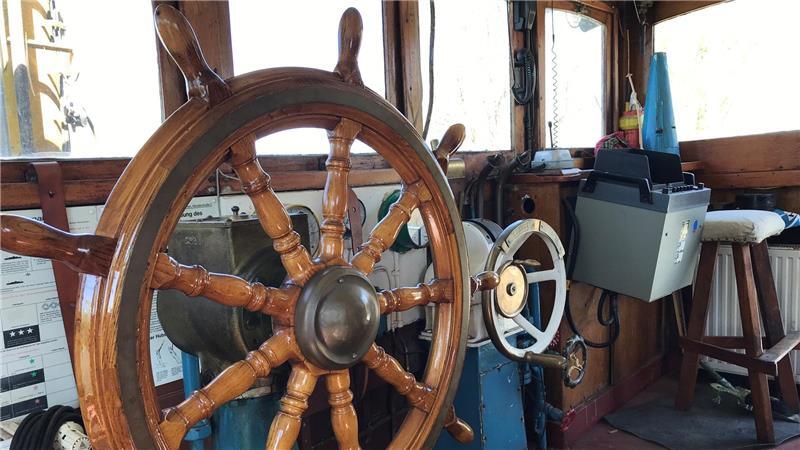 Drei echte Oldtimer: Ältestes Frachtschiff in Fahrt liegt in Wischhafen Das Deckshaus mit Steuer von innen.