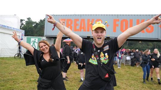 Das Deichbrand-Festival in Wanhöden steht an – und die Küste macht, was sie will: Sonne, Wind, Regen. Mit dieser Deichbrand-Packliste 2026 hast du Camping- und Infield-Basics dabei plus die kleinen Retter, die viele vergessen.
