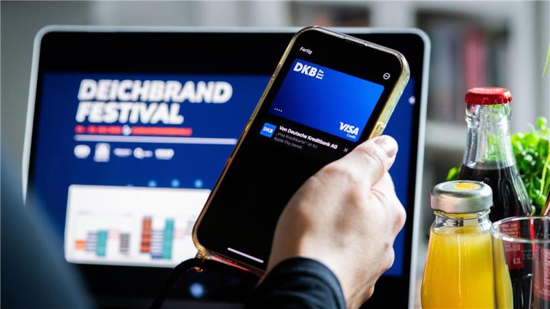 Das Deichbrand wird moderner: Wer kein Portemonnaie mitschleppen möchte, kann auf dem Musikfestival an der Küste im Kreis Cuxhaven ganz einfach mit seinem Smartphone zahlen. Foto: Hartmann