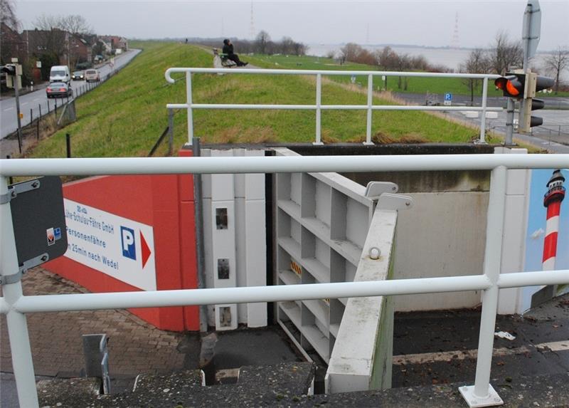 Sturmflut-Sicherheit am Lühe-Anleger gefährdet? Eilantrag empört Deichschützer Das Deichtor im Bereich des Lühe-Anlegers. Foto: Vasel