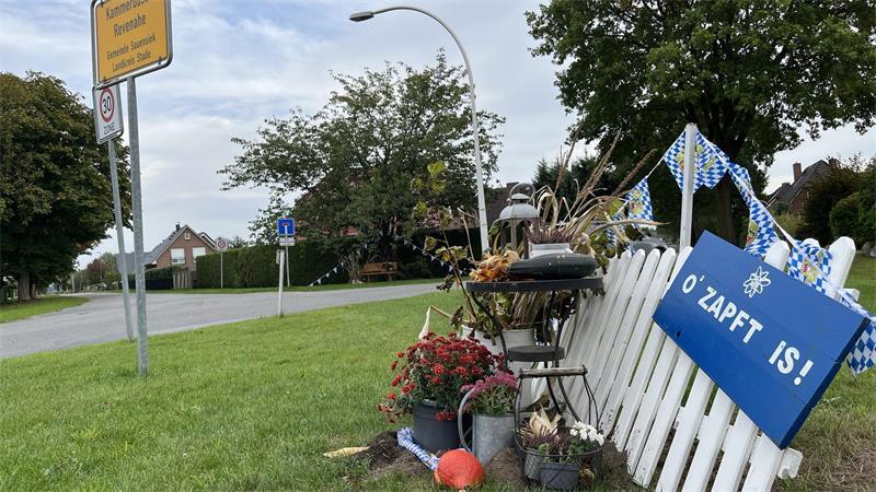 Tonnen an Material: So viel Arbeit steckt im Oktoberfest Revenahe Das Deko-Team war schon Anfang Oktober im Ort unterwegs und hat ihn festlich geschmückt.