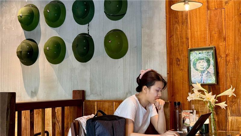 Kellner in Militärkluft: Vietnams kultigste Kaffeehauskette Das Dekor ist einzigartig, inklusive Tarnhelmen an den Wänden.