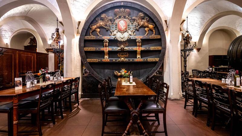 20 Jahre Welterbe Bremen – Von einer geheimen Bar bis zur Schatzkammer Das Delfinfass, ein Prunkfass aus dem 18. Jahrhundert, steht im Restaurant des Ratskellers.