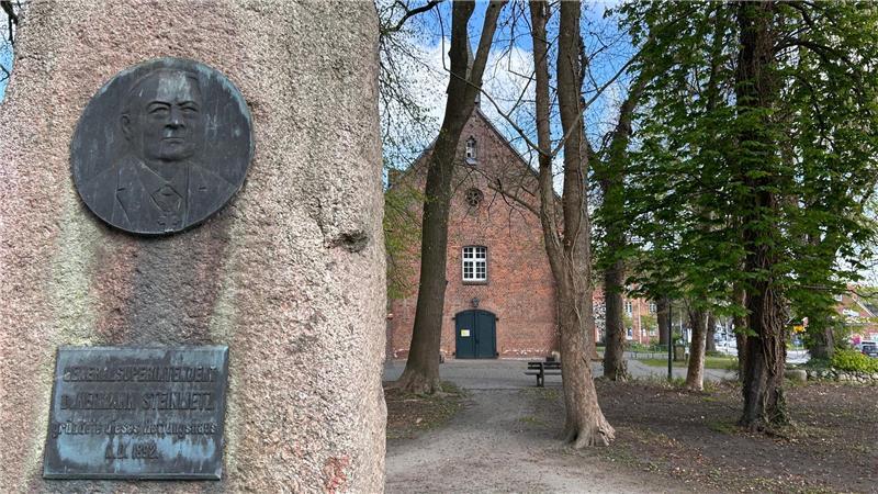 Das Denkmal zu Ehren Superintendents Steinmetz, der das Rettungshaus gründete.
