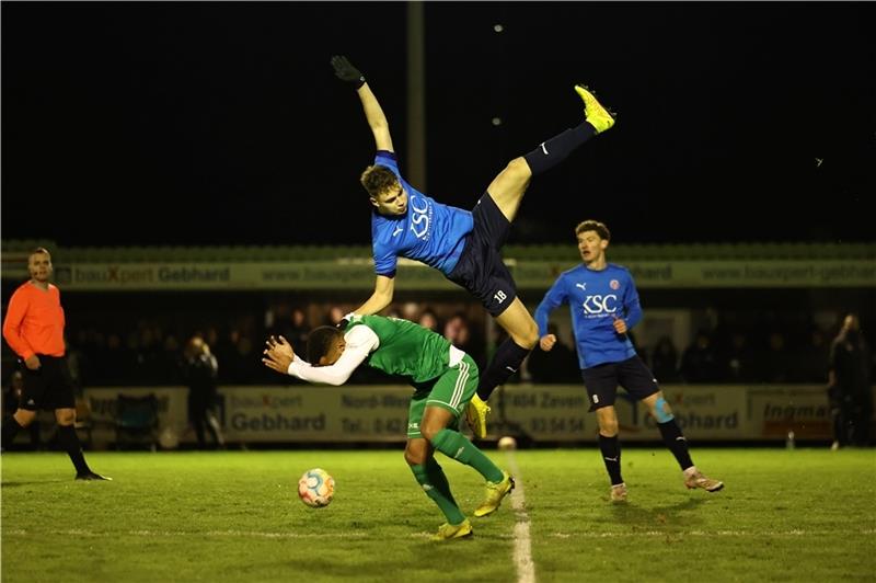 Das Derby war geprägt von vielen hitzigen Zweikämpfen: Hier fliegt A/O-Verteidiger Leon Arizanov, der das 2:2 auf dem Fuß hatte. Fotos: Struwe