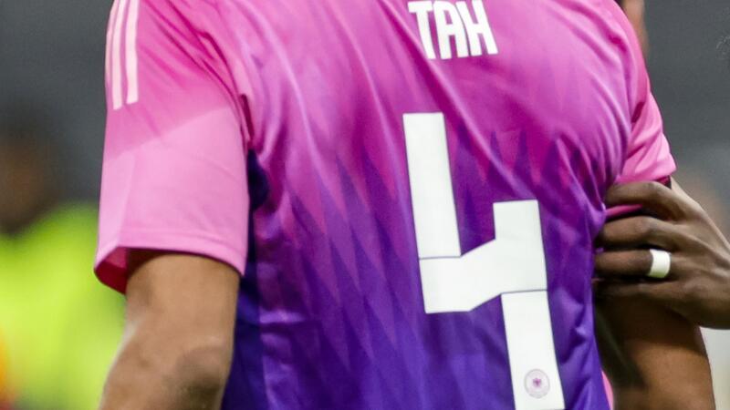 SS-Rune auf DFB-Trikot? So reagieren Adidas und Verband Das Design der Nummer 4 auf den Trikots der deutschen Nationalmannschaft soll geändert werden.