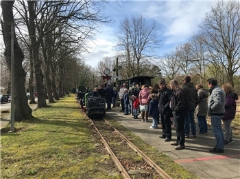 Das Deutsche Feld- und Kleinbahnmuseum in Deinste verfügt auch über einen Lorenzug (links).