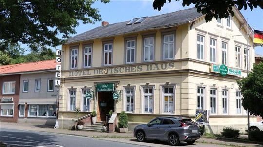 Das "Deutsche Haus" in Altenbruch wird von der renommierten Immobilienfirma „Engel & Völkers“ für 2,5 Millionen Euro zum Verkauf angeboten.
