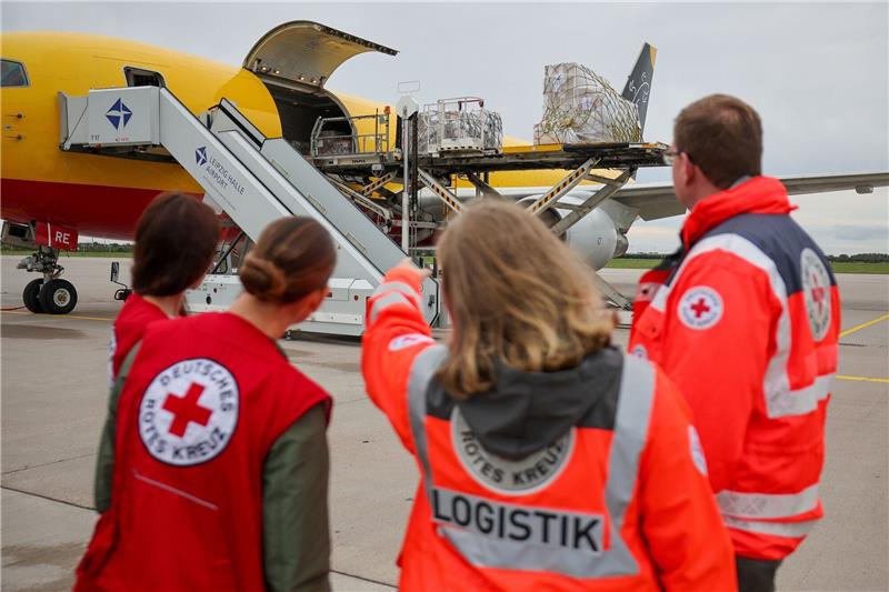 Nach der Katastrophe in Libyen: Gewaltige Herausforderungen Das Deutsche Rote Kreuz überwacht die Beladung eines Flugzeuges mit Hilfsgütern für Libyen.