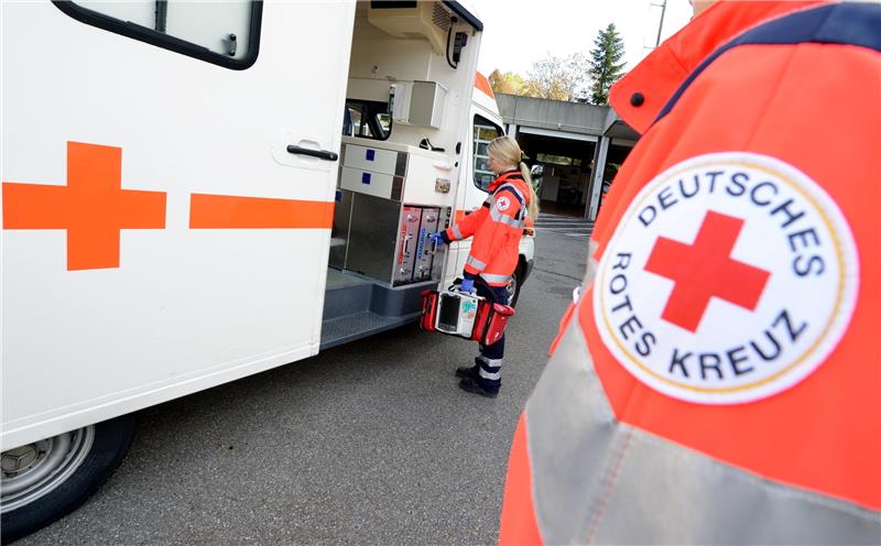 Das Deutsche Rote Kreuz und die DLRG bekommen Zuschüsse vom Kreis. Foto: dpa