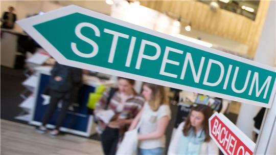 Das Deutschlandstipendium fördert begabte Studierende an staatlichen und staatlich anerkannten Hochschulen einkommensunabhängig mit monatlich 300 Euro. (Symbolbild)