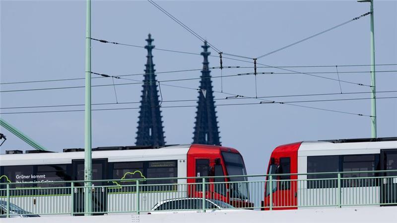 Das Deutschlandticket bleibt für viele Verbraucherinnen und Verbraucher ein attraktives Angebot für den ÖPNV. (Archivbild)